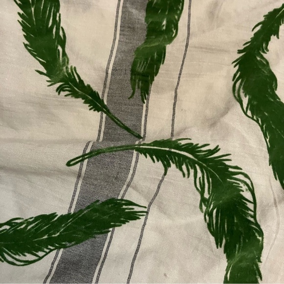 Leigh & Luca New York Velvet Embossed Leaf‎ Triangle Scarf - Picture 3 of 4